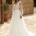 bruidsjurk bianco evento debora romantisch tule mouwen bruidsboetiek de blauwe hoeve apeldoorn bruidsmode
