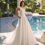 Adriana Alier Atenas Bruidsboetiek De Blauwe Hoeve Bruidsmode Apeldoorn Prinses Trouwjurk modern clean a-lijn mikado zijde ruffles asymmetrisch