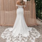 Trouwjurk Jarice Nadea Bruidsboetiek De Blauwe Hoeve Bruidsmode Apeldoorn Fit n Flare kant modern clean strapless off shoulder sexy