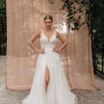 Trouwjurk Jarice Noana Bruidsboetiek De Blauwe Hoeve Bruidsmode Apeldoorn A-lijn kant glitter tule split