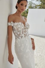 11350_Ariana_Adore-Justin-Alexander-bruidsboetiek-de-blauwe-hoeve-apeldoorn-bruidsmode-trouwjurk kant offshoulder fit 'n flare