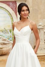 44241_Sincerity-Bridal-justin-alexander-bruidsboetiek-de-blauwe-hoeve-apeldoorn-trouwjurk-bruidsmode klassiek minimalistisch prinses