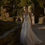 trouwjurk-modeca-dafna-bruidsboetiek-de-blauwe-hoeve-apeldoorn-bruidsmode romantisch prinses kant glitter bruidsjurk