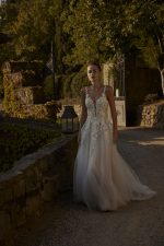 trouwjurk-modeca-dafna-bruidsboetiek-de-blauwe-hoeve-apeldoorn-bruidsmode romantisch prinses kant glitter bruidsjurk