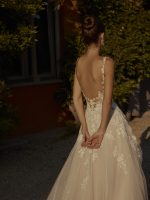 trouwjurk-modeca-dafna-bruidsboetiek-de-blauwe-hoeve-apeldoorn-bruidsmode romantisch prinses kant glitter bruidsjurk