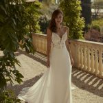 trouwjurk-debra-modeca-bruidsboetiek-de-blauwe-hoeve-apeldoorn-bruidsmode romantisch kant bruidsjurk