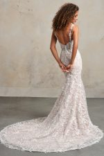 Maggie-Sottero-Ladonna-Lane-Fit-and-Flare-24MB796A01-bruidsboetiek-de-blauwe-hoeve-apeldoorn-bruidsmode-trouwjurk natural 3d bloemen kant bruidsjurk