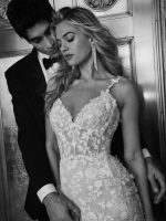 Maggie-Sottero-Ladonna-Lane-Fit-and-Flare-24MB796A01-bruidsboetiek-de-blauwe-hoeve-apeldoorn-bruidsmode-trouwjurk natural 3d bloemen kant bruidsjurk