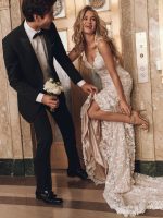 Maggie-Sottero-Ladonna-Lane-Fit-and-Flare-24MB796A01-bruidsboetiek-de-blauwe-hoeve-apeldoorn-bruidsmode-trouwjurk natural 3d bloemen kant bruidsjurk