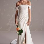 Maggie-Sottero-Summer-Sheath-Wedding-Dress-24MB181A01-bruidsboetiek-de-blauwe-hoeve-apeldoorn-bruidsmode-trouwjurk clean minimalistisch offshoulder split bruidsjurk