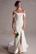 Maggie-Sottero-Summer-Sheath-Wedding-Dress-24MB181A01-bruidsboetiek-de-blauwe-hoeve-apeldoorn-bruidsmode-trouwjurk clean minimalistisch offshoulder split bruidsjurk