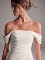 Maggie-Sottero-Summer-Sheath-Wedding-Dress-24MB181A01-bruidsboetiek-de-blauwe-hoeve-apeldoorn-bruidsmode-trouwjurk clean minimalistisch offshoulder split bruidsjurk