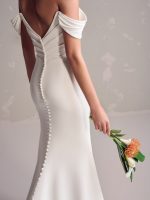 Maggie-Sottero-Summer-Sheath-Wedding-Dress-24MB181A01-bruidsboetiek-de-blauwe-hoeve-apeldoorn-bruidsmode-trouwjurk clean minimalistisch offshoulder split bruidsjurk
