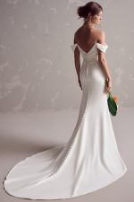 Maggie-Sottero-Summer-Sheath-Wedding-Dress-24MB181A01-bruidsboetiek-de-blauwe-hoeve-apeldoorn-bruidsmode-trouwjurk clean minimalistisch offshoulder split bruidsjurk