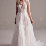 Rebecca-Ingram-Benicia-A-Line-Wedding-Dress-24RN156A01-bruidsboetiek-de-blauwe-hoeve-apeldoorn-trouwjurk mouw kant prinses bruidsmode bruidsjurk