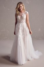 Rebecca-Ingram-Benicia-A-Line-Wedding-Dress-24RN156A01-bruidsboetiek-de-blauwe-hoeve-apeldoorn-trouwjurk mouw kant prinses bruidsmode bruidsjurk