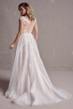 Rebecca-Ingram-Benicia-A-Line-Wedding-Dress-24RN156A01-bruidsboetiek-de-blauwe-hoeve-apeldoorn-trouwjurk mouw kant prinses bruidsmode bruidsjurk