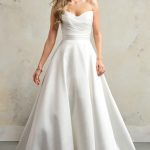 Rebecca-Ingram-Ethelinda-bruidsboetiek-de-blauwe-hoeve-apeldoorn-trouwjurk-bruidsmode-short minimalistisch strapless a-lijn