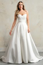 Rebecca-Ingram-Ethelinda-bruidsboetiek-de-blauwe-hoeve-apeldoorn-trouwjurk-bruidsmode-short minimalistisch strapless a-lijn