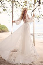 Rebecca-Ingram-Sue-Wedding-Dress-24RW162A01-bruidsboetiek-de-blauwe-hoeve-apeldoorn-bruidsmode trouwjurk lange mouw bohemian a-lijn