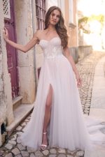 Trouwjurk Maggie-Sottero-Gwen-A-Line-Wedding-Dress-bruidsboetiek-de-blauwe-hoeve-apeldoorn-bruidsmode alijn split strapless romantisch