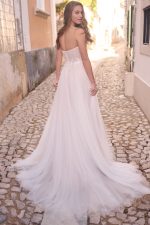 Trouwjurk Maggie-Sottero-Gwen-A-Line-Wedding-Dress-bruidsboetiek-de-blauwe-hoeve-apeldoorn-bruidsmode alijn split strapless romantisch