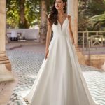 Bruidsboetiek de Blauwe Hoeve_Bruidsmode_A-lijn_Prinses_clean_weddingdress_moderne_trouwjurk_minimalistisch_Adriana Alier_Azulia_mikado_zijde_satijn