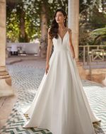 Bruidsboetiek de Blauwe Hoeve_Bruidsmode_A-lijn_Prinses_clean_weddingdress_moderne_trouwjurk_minimalistisch_Adriana Alier_Azulia_mikado_zijde_satijn