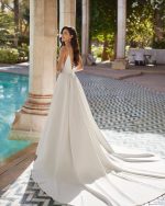 Bruidsboetiek de Blauwe Hoeve_Bruidsmode_A-lijn_Prinses_clean_weddingdress_moderne_trouwjurk_minimalistisch_Adriana Alier_Azulia_mikado_zijde_satijn