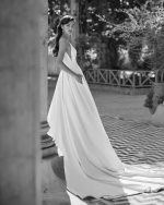 Bruidsboetiek de Blauwe Hoeve_Bruidsmode_A-lijn_Prinses_clean_weddingdress_moderne_trouwjurk_minimalistisch_Adriana Alier_Azulia_mikado_zijde_satijn