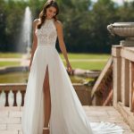 Bruidsboetiek de Blauwe Hoeve_Bruidsmode_A-lijn_Prinses_weddingdress_moderne_trouwjurk_Adriana Alier_Dakota_chiffon_gehaakt_kant_rechtvallend_split