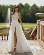 Bruidsboetiek de Blauwe Hoeve_Bruidsmode_A-lijn_Prinses_weddingdress_moderne_trouwjurk_Adriana Alier_Dakota_chiffon_gehaakt_kant_rechtvallend_split