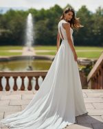 Bruidsboetiek de Blauwe Hoeve_Bruidsmode_A-lijn_Prinses_weddingdress_moderne_trouwjurk_Adriana Alier_Dakota_chiffon_gehaakt_kant_rechtvallend_split