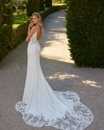 Bruidsboetiek de Blauwe Hoeve_Bruidsmode_Fit n Flare_clean_weddingdress_moderne_trouwjurk_minimalistisch_kant_romantisch_Adriana Alier_Danilo