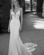 Bruidsboetiek de Blauwe Hoeve_Bruidsmode_Fit n Flare_clean_weddingdress_moderne_trouwjurk_minimalistisch_kant_romantisch_Adriana Alier_Danilo