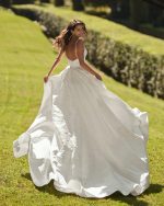 Bruidsboetiek de Blauwe Hoeve_Bruidsmode_A-lijn_Prinses_clean_weddingdress_moderne_trouwjurk_minimalistisch_Adriana Alier_Donnia_mikado_zijde_satijn