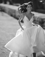 Bruidsboetiek de Blauwe Hoeve_Bruidsmode_A-lijn_Prinses_clean_weddingdress_moderne_trouwjurk_minimalistisch_Adriana Alier_Donnia_mikado_zijde_satijn