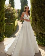 Bruidsboetiek de Blauwe Hoeve_Bruidsmode_A-lijn_Prinses_clean_weddingdress_moderne_trouwjurk_minimalistisch_Adriana Alier_Donnia_mikado_zijde_satijn