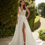 Bruidsboetiek de Blauwe Hoeve_Bruidsmode_A-lijn_Prinses_clean_weddingdress_moderne_trouwjurk_minimalistisch_Adriana Alier_Dorsel_split_kant_mikado_zijde_satijn