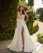 Bruidsboetiek de Blauwe Hoeve_Bruidsmode_A-lijn_Prinses_clean_weddingdress_moderne_trouwjurk_minimalistisch_Adriana Alier_Dorsel_split_kant_mikado_zijde_satijn