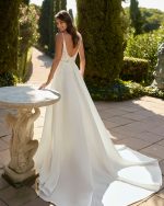 Bruidsboetiek de Blauwe Hoeve_Bruidsmode_A-lijn_Prinses_clean_weddingdress_moderne_trouwjurk_minimalistisch_Adriana Alier_Dorsel_split_kant_mikado_zijde_satijn