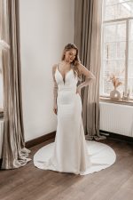 Bruidsboetiek de Blauwe Hoeve_Bruidsmode_Fit n Flare_clean_weddingdress_moderne_trouwjurk_minimalistisch_Cizzy Bridal_CZ22707_Made With Love