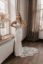 Bruidsboetiek de Blauwe Hoeve_Bruidsmode_Fit n Flare_clean_weddingdress_moderne_trouwjurk_minimalistisch_Cizzy Bridal_ZB22786_Made With Love