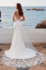 trouwjurk love-by-enzoani-deidra-bruidsboetiek-de-blauwe-hoeve-apeldoorn mnimalistisch bruidsjurk kant fit flare