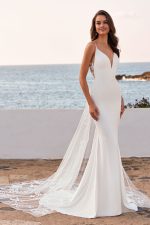 trouwjurk love-by-enzoani-deidra-bruidsboetiek-de-blauwe-hoeve-apeldoorn mnimalistisch bruidsjurk kant fit flare