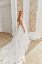 trouwjurk-sincerity-44543-bruidsmode-apeldoorn-bruidsboetiek-de-blauwe-hoeve-justin-alexander