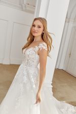 trouwjurk-sincerity-44543-bruidsmode-apeldoorn-bruidsboetiek-de-blauwe-hoeve-justin-alexander