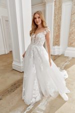 trouwjurk-sincerity-44543-bruidsmode-apeldoorn-bruidsboetiek-de-blauwe-hoeve-justin-alexander