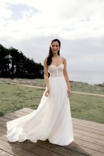 trouwjurk-adore-Aurelia-bruidsmode-apeldoorn-bruidsboetiek-de-blauwe-hoeve-justin-alexander