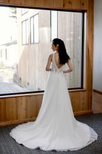 trouwjurk-adore-Meadow-bruidsmode-apeldoorn-bruidsboetiek-de-blauwe-hoeve-justin-alexander
